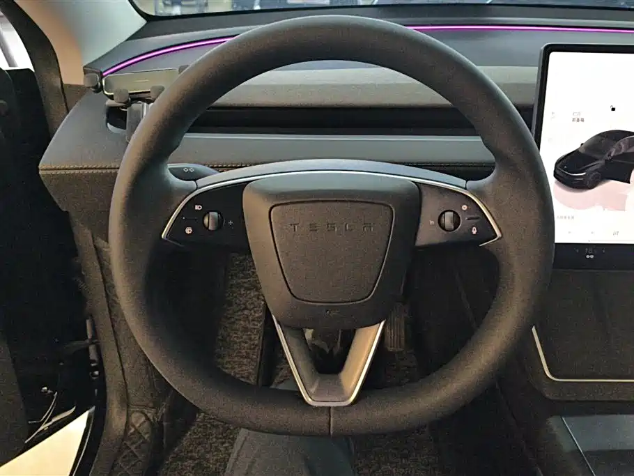 Tesla Model Y 2025 — фото 15