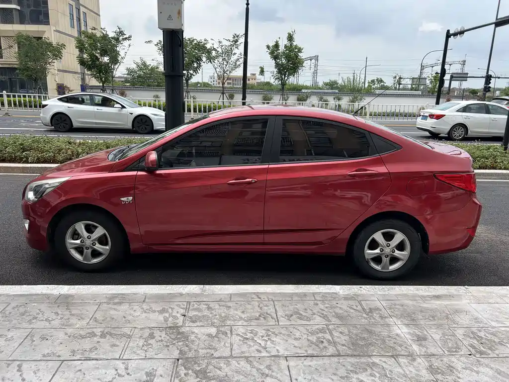 Hyundai Accent 2015 — фото 3