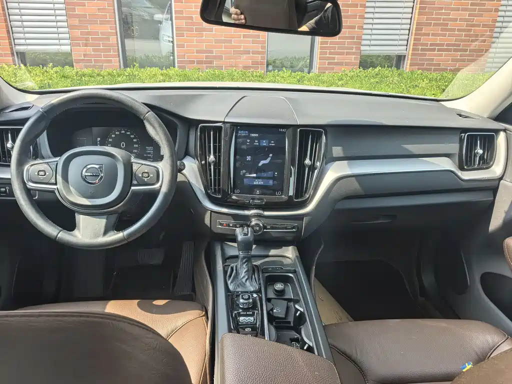 Volvo XC60 2020 — фото 12