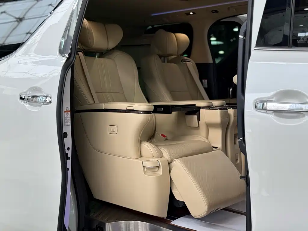 Toyota Alphard 2020 — фото 17