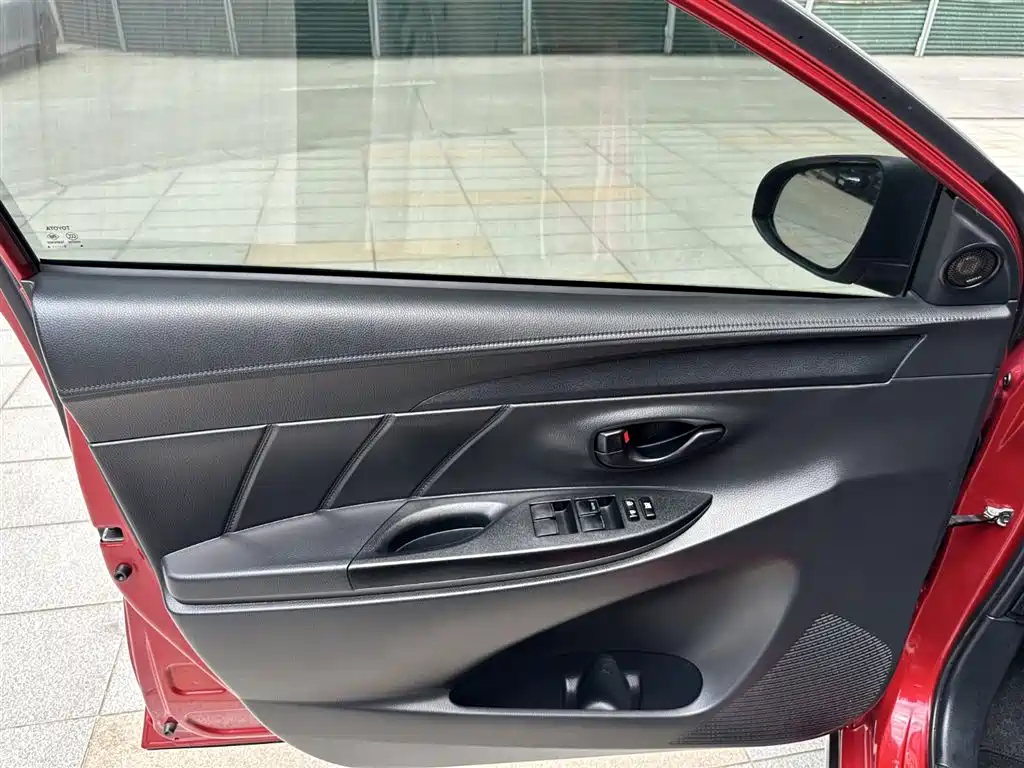 Toyota Yaris L 2020 — фото 16