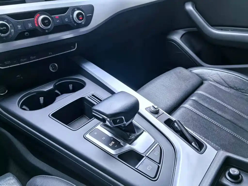 Audi A4L 2022 — фото 23