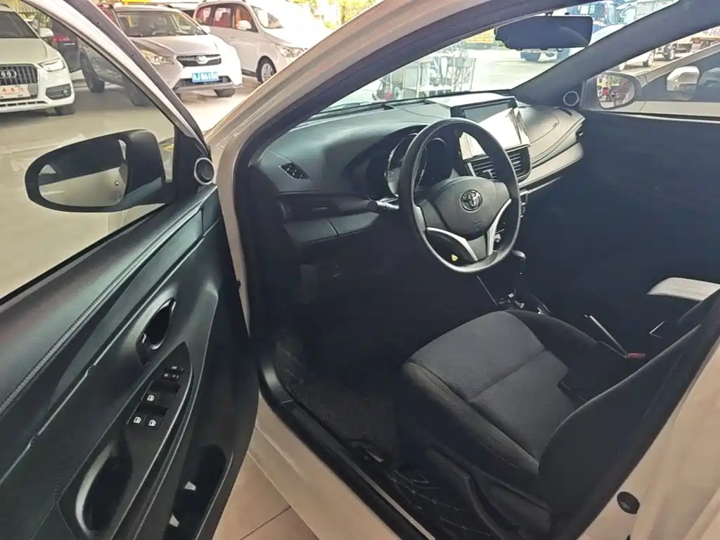 Toyota Yaris L 2020 — фото 16