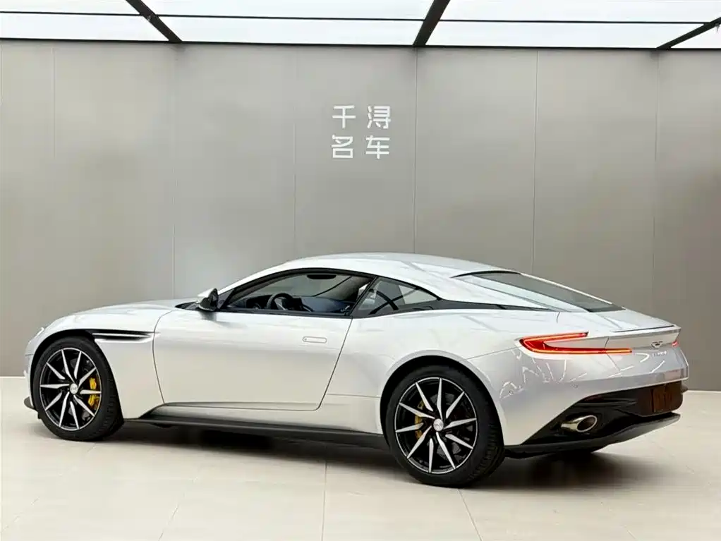 Aston Martin DB11 2019 — фото 14