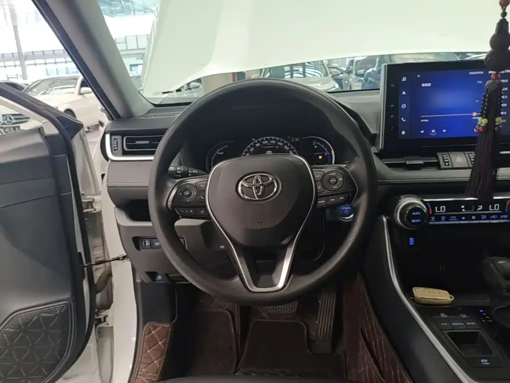 Toyota RAV4 2022 — фото 11