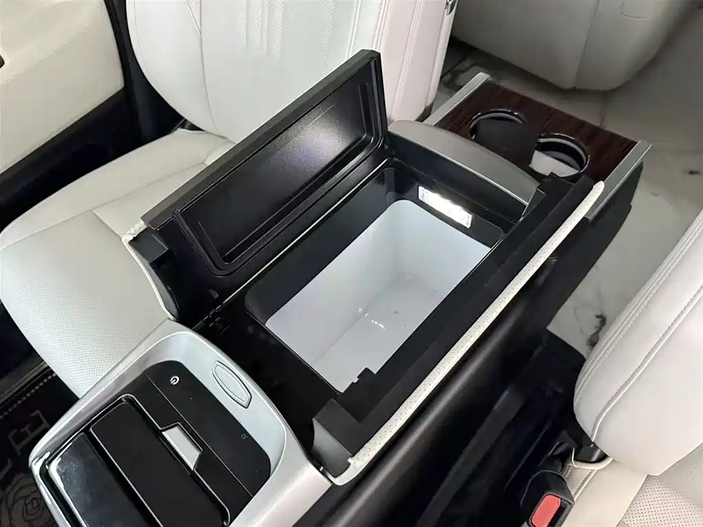 Toyota Hiace 2021 — фото 23