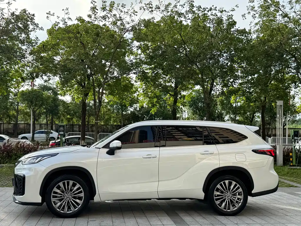 Toyota Highlander 2023 — фото 15