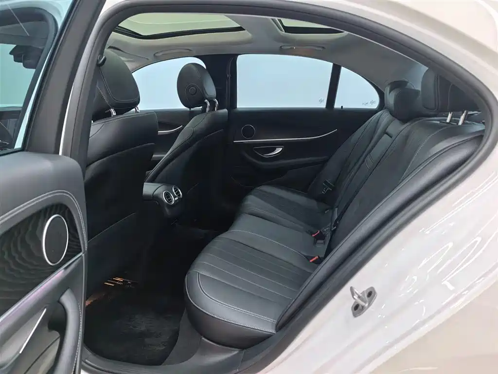 Mercedes-Benz E-Class 2023 — фото 10