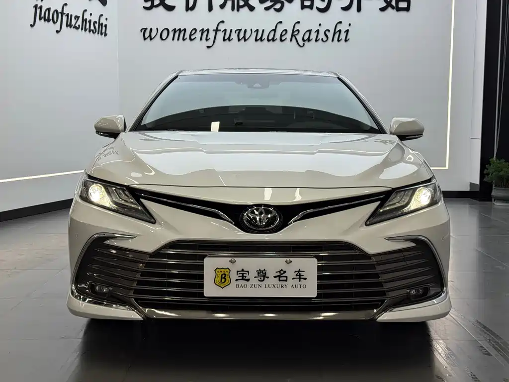 Toyota Camry 2022 — фото 1