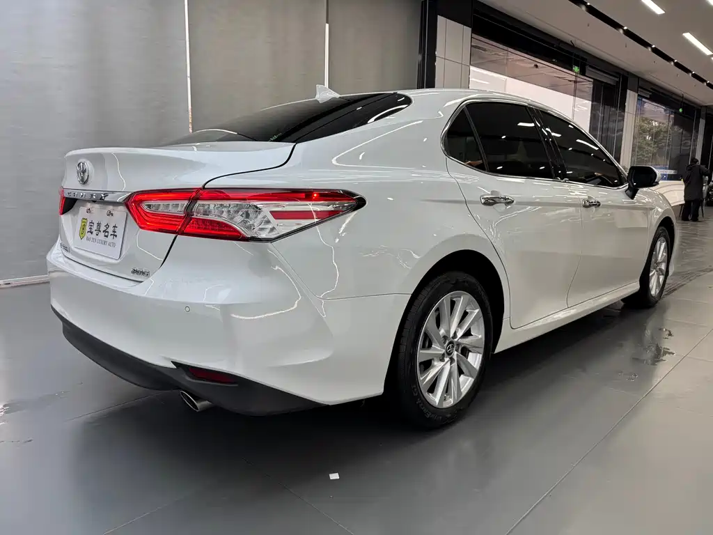 Toyota Camry 2022 — фото 6