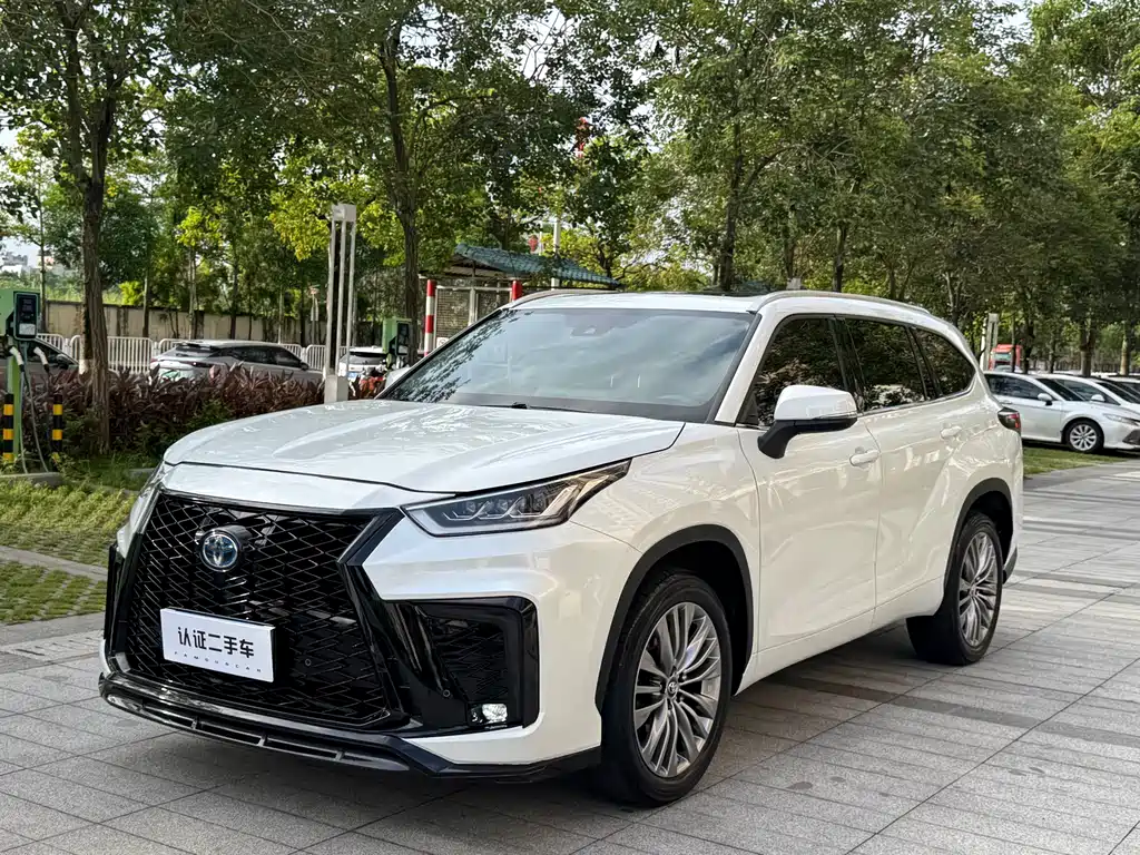 Toyota Highlander 2023 — фото 1