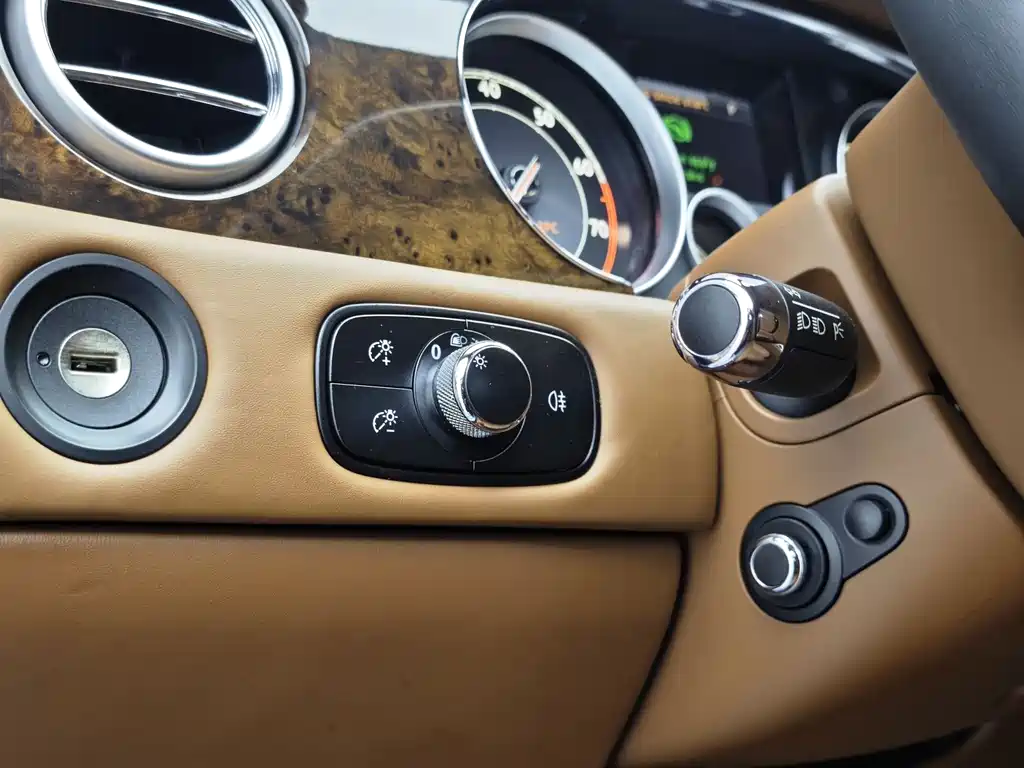Bentley Flying Spur 2015 — фото 39