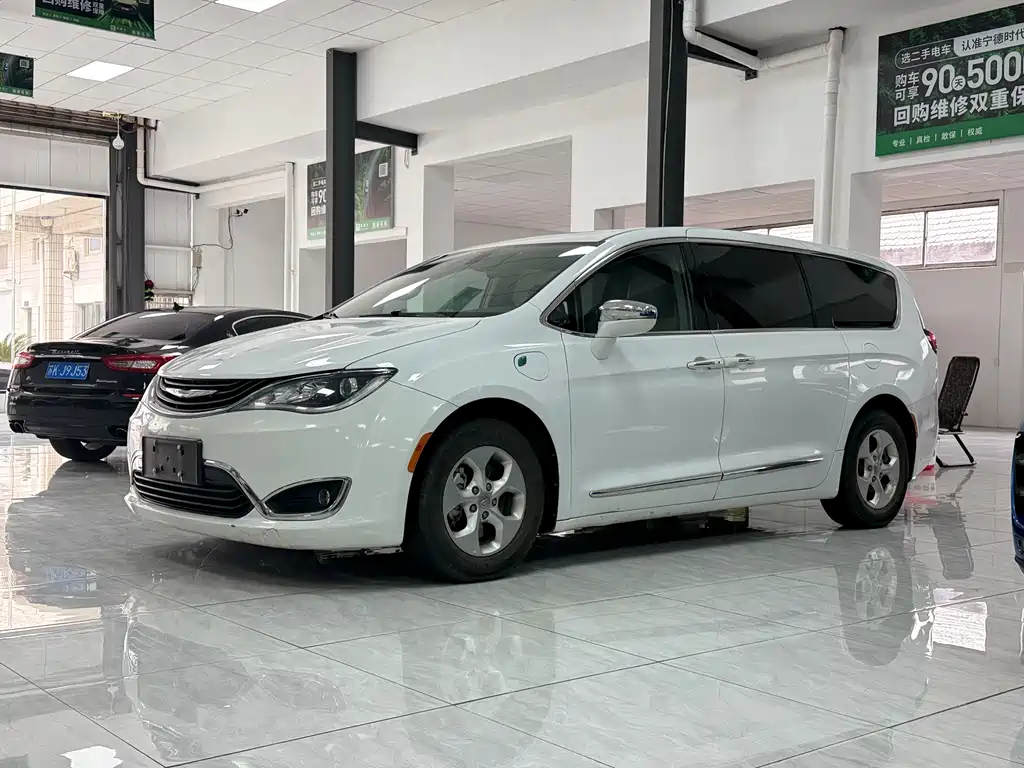 Chrysler Grand Voyager PHEV 2020 — фото 1