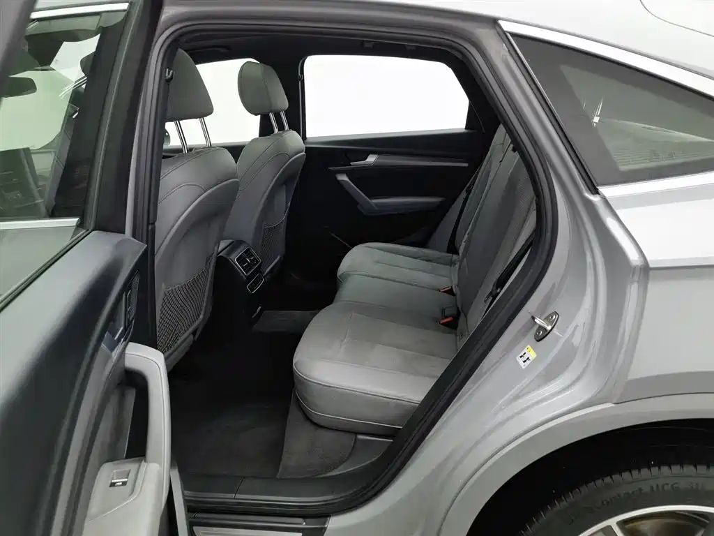 Audi Q5L Sportback 2022 — фото 15