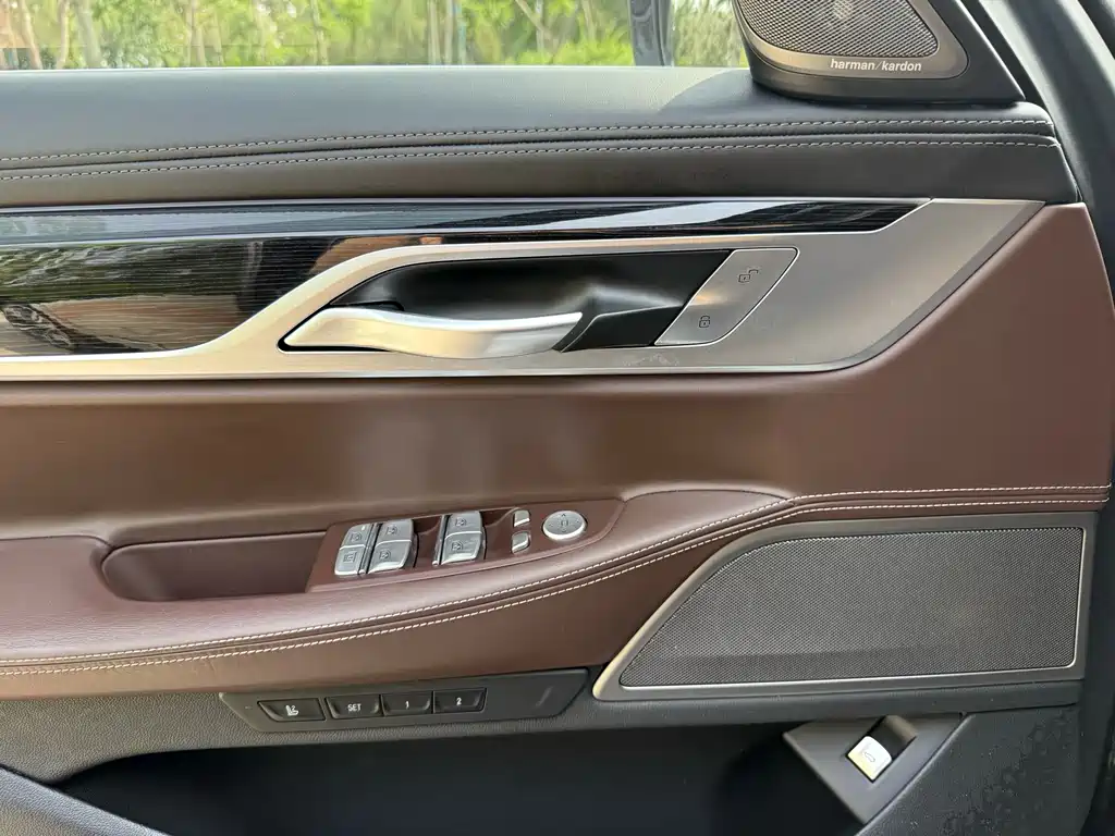 BMW 7 Series 2018 — фото 16