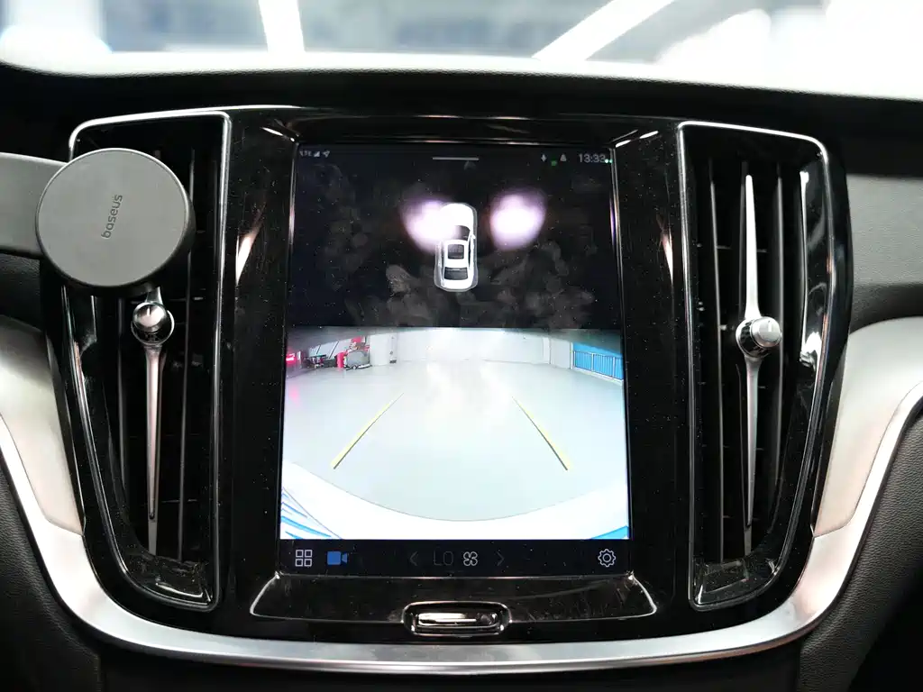 Volvo S60 2023 — фото 17