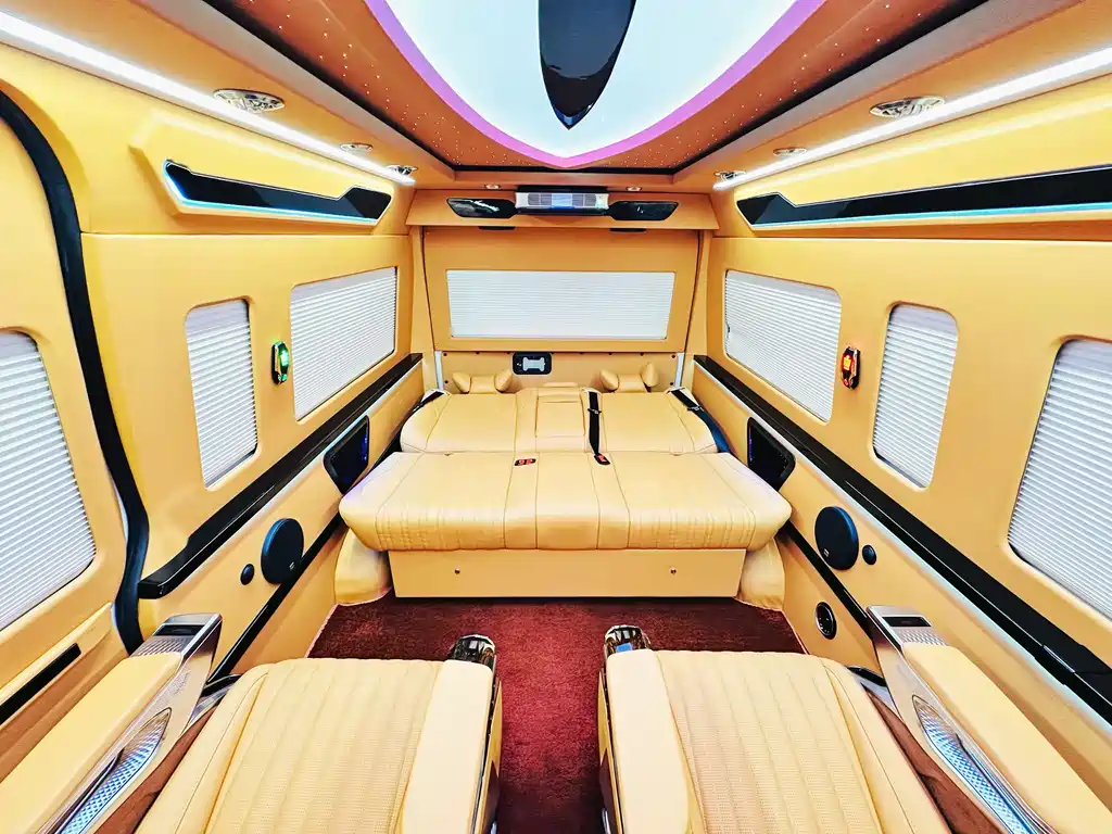 Toyota Hiace 2023 — фото 16