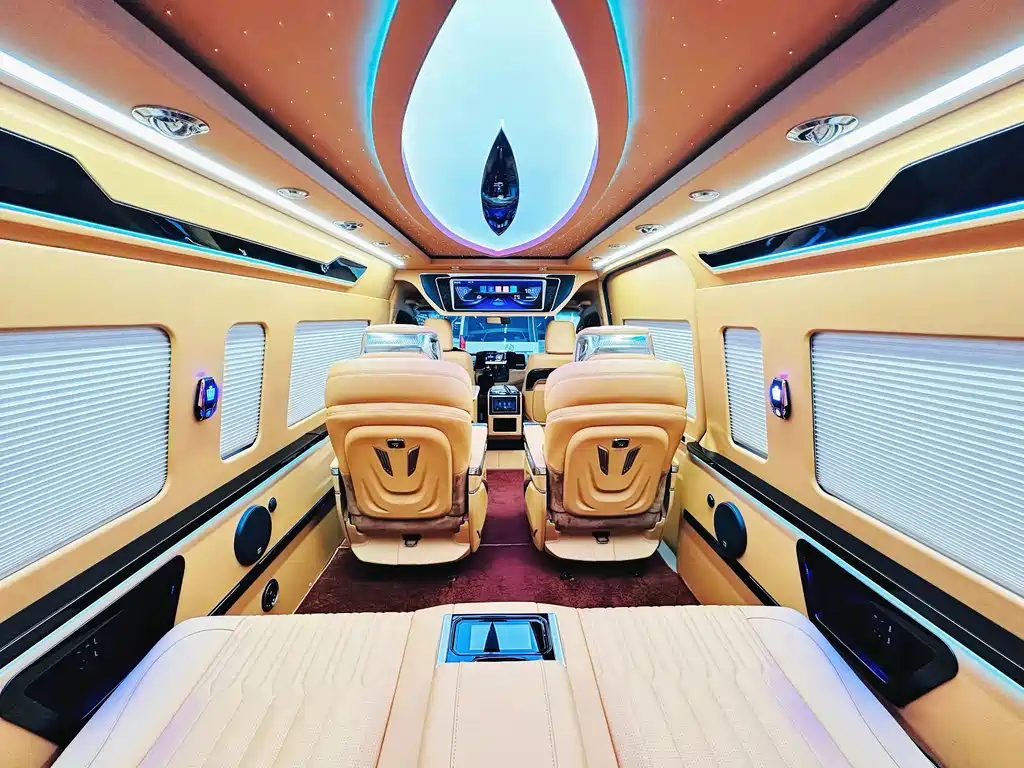 Toyota Hiace 2023 — фото 18