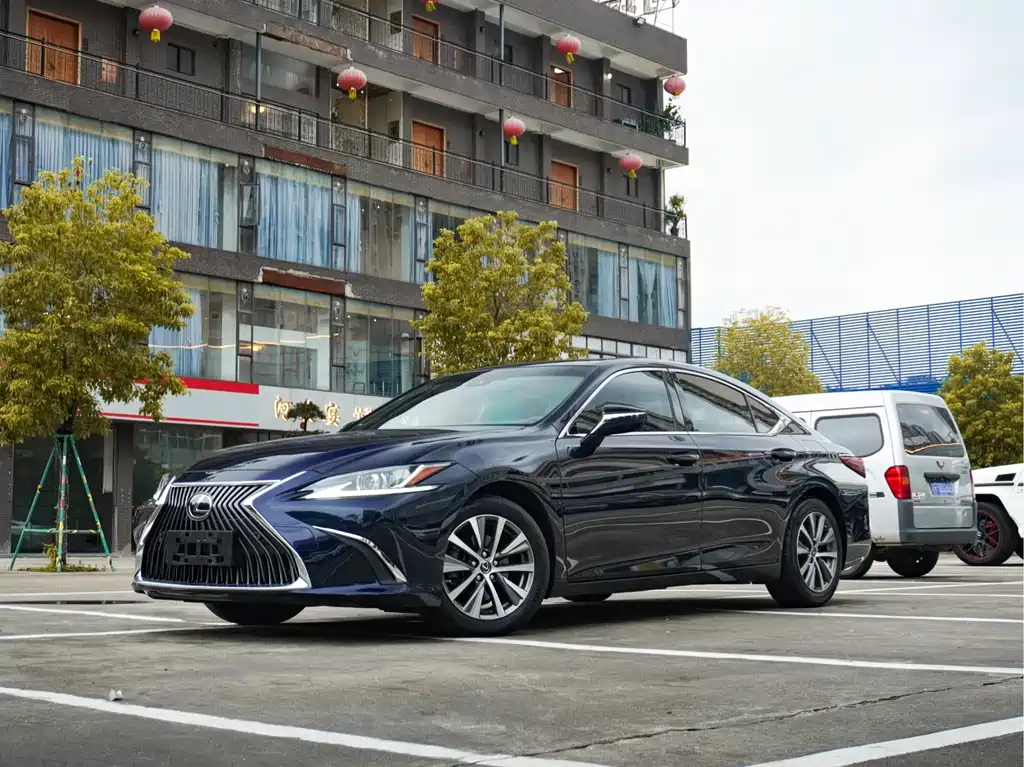 Lexus ES 2018 — фото 1