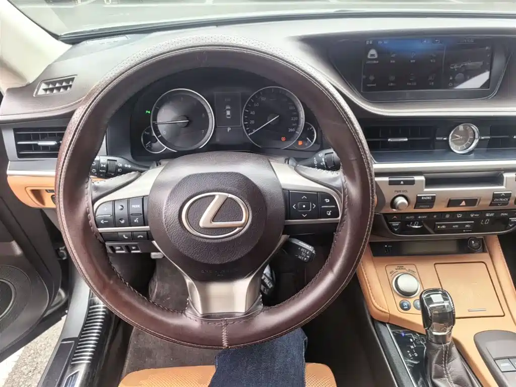 Lexus ES 2018 — фото 11
