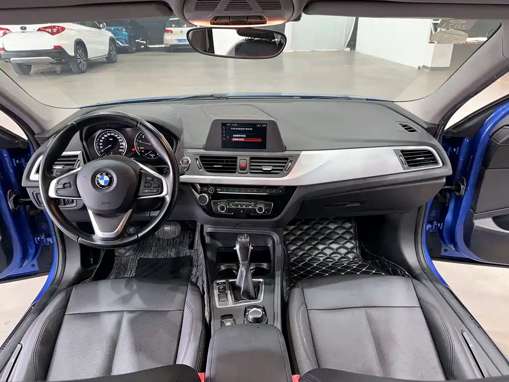 BMW 1 Series 2019 — фото 18