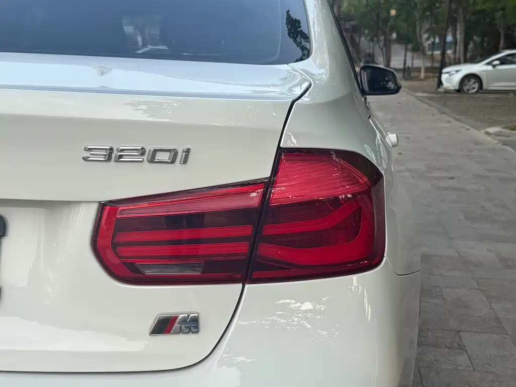 BMW 3 Series 2018 — фото 18