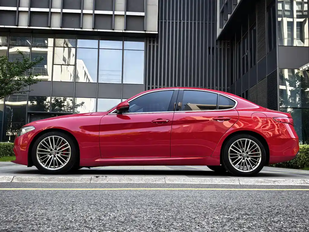Alfa Romeo Giulia 2018 — фото 15