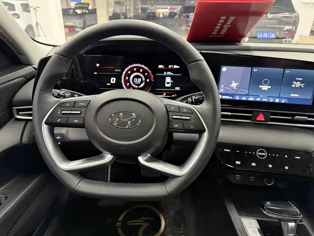 Hyundai Elantra 2023 — фото 10