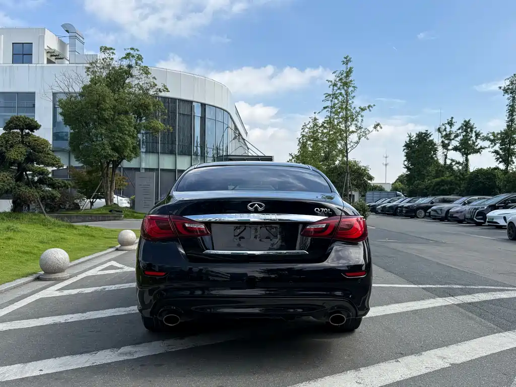 Infiniti Q70 2015