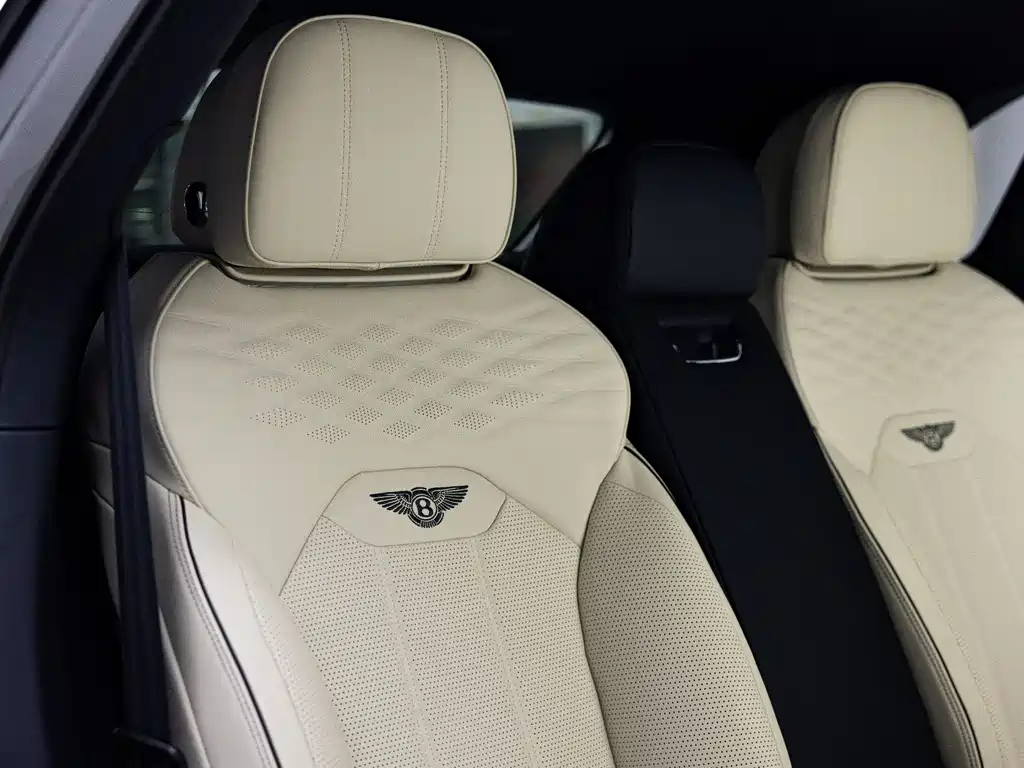 Bentley Bentayga 2023 — фото 14