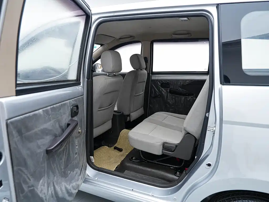 Wuling Hongguang 2015 — фото 16