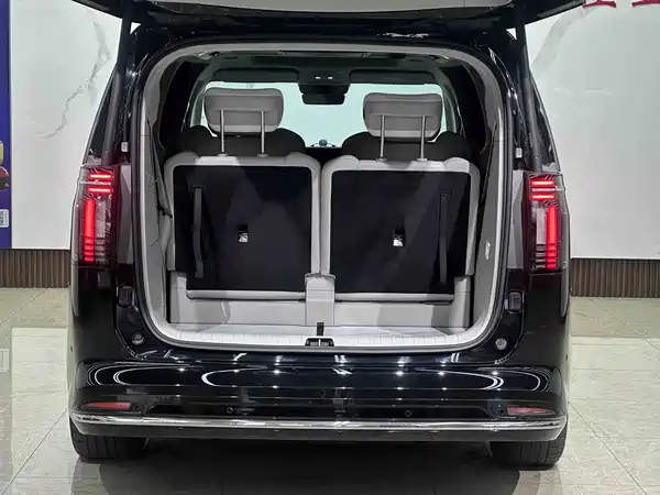 Volvo EM90 2025