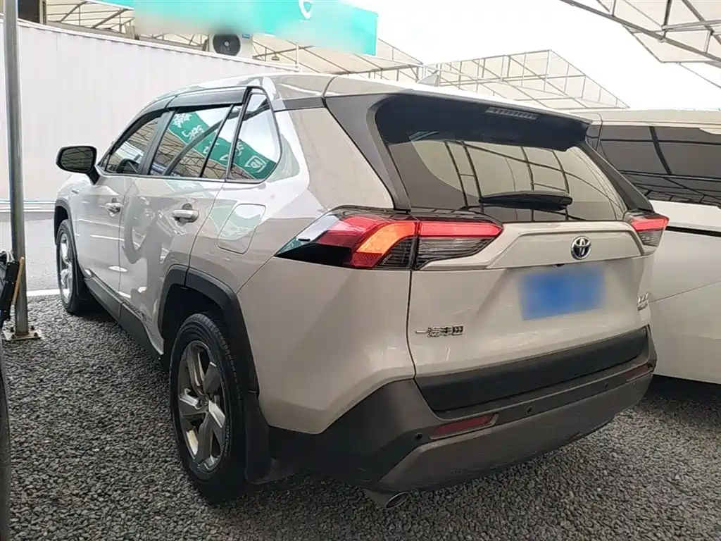 Toyota RAV4 2022 — фото 5
