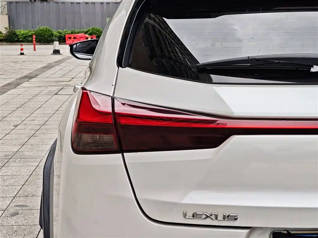 Lexus UX 2019 — фото 12