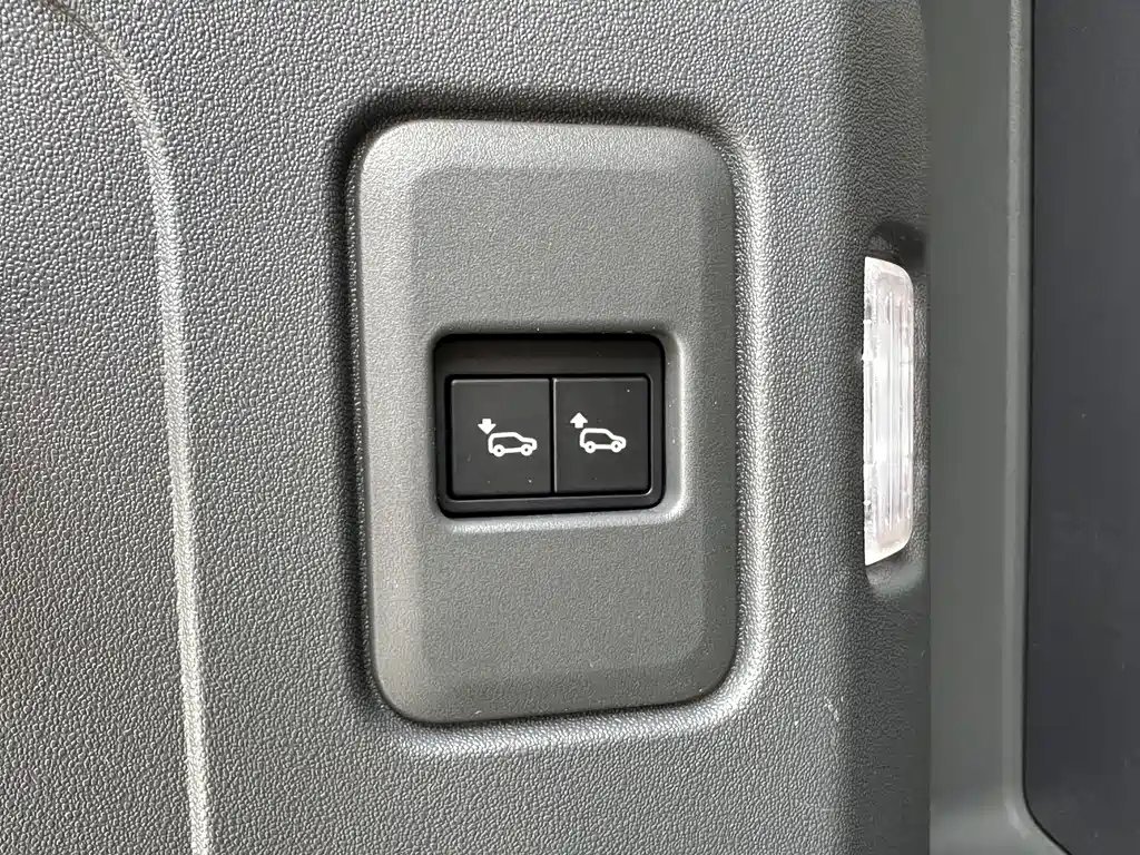 Land Rover Defender 2021 — фото 19