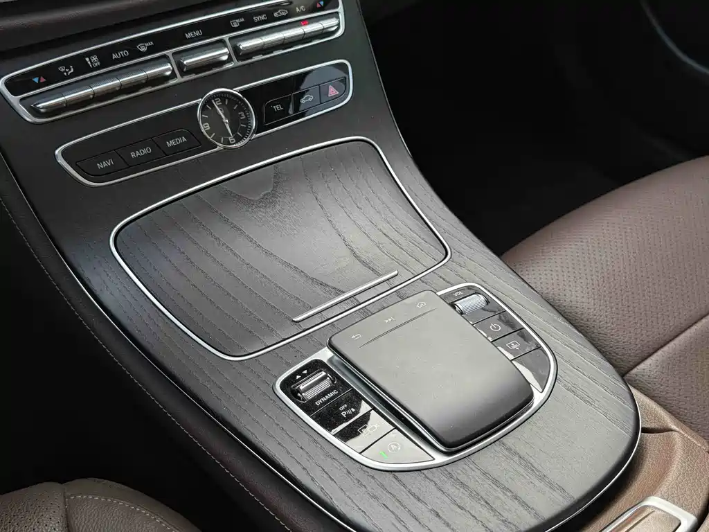 Mercedes-Benz E-Class 2020 — фото 19