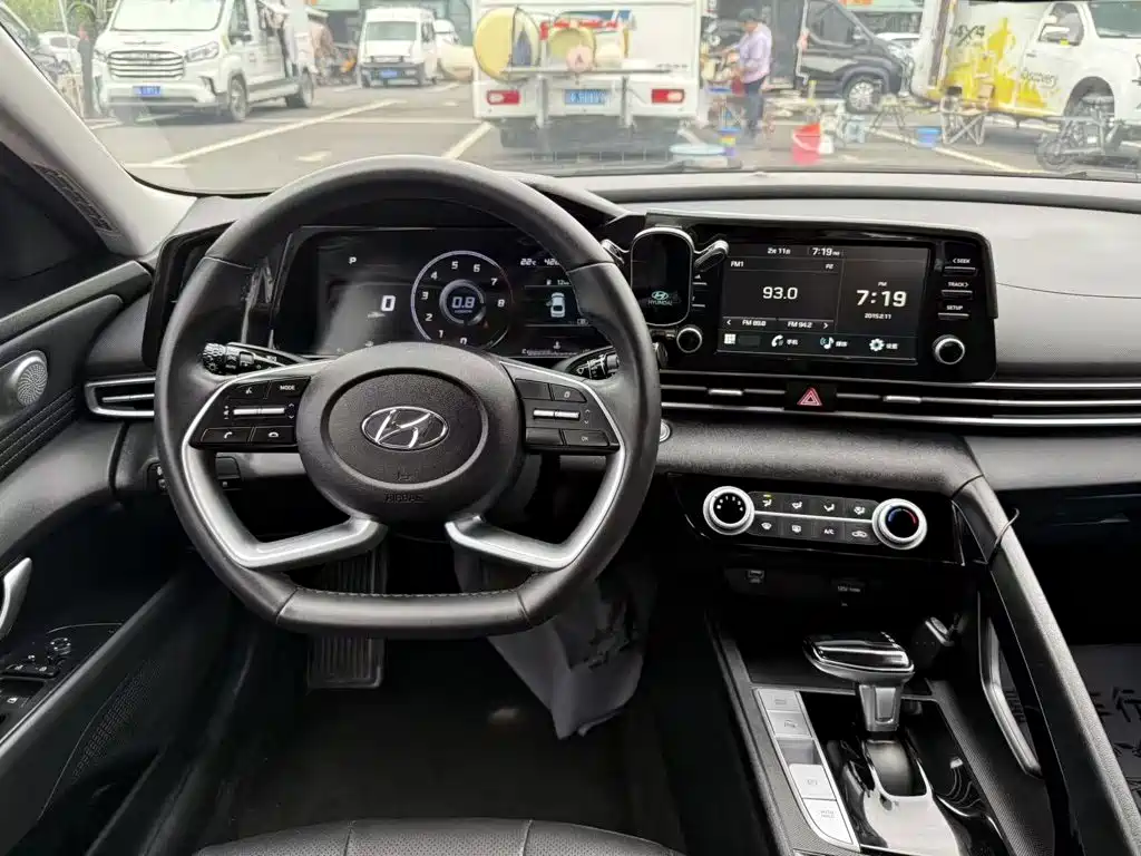 Hyundai Elantra 2023 — фото 14