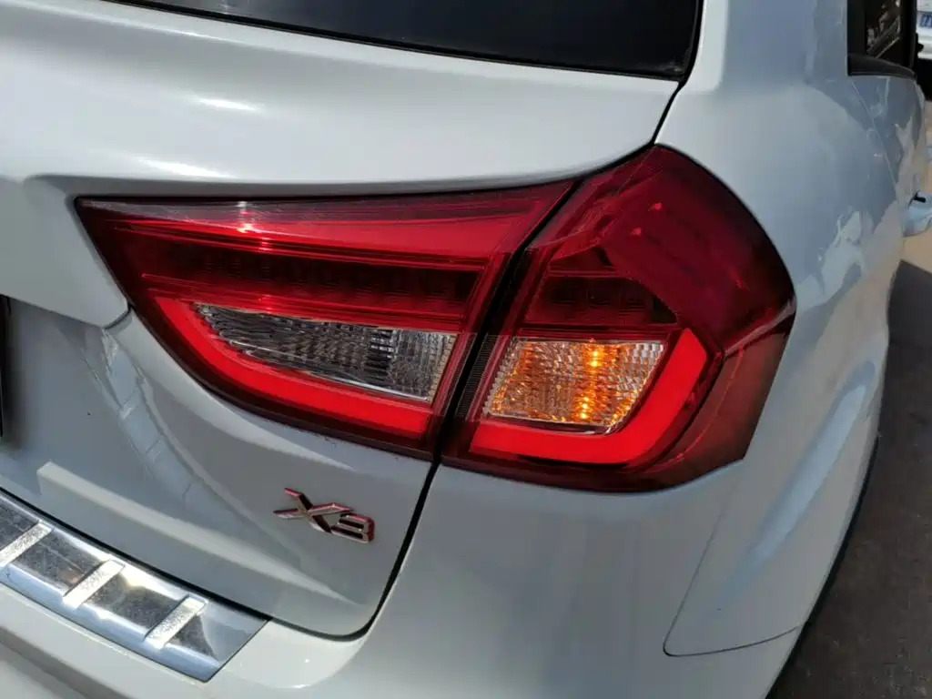 Geely Vision X3 2019 — фото 8