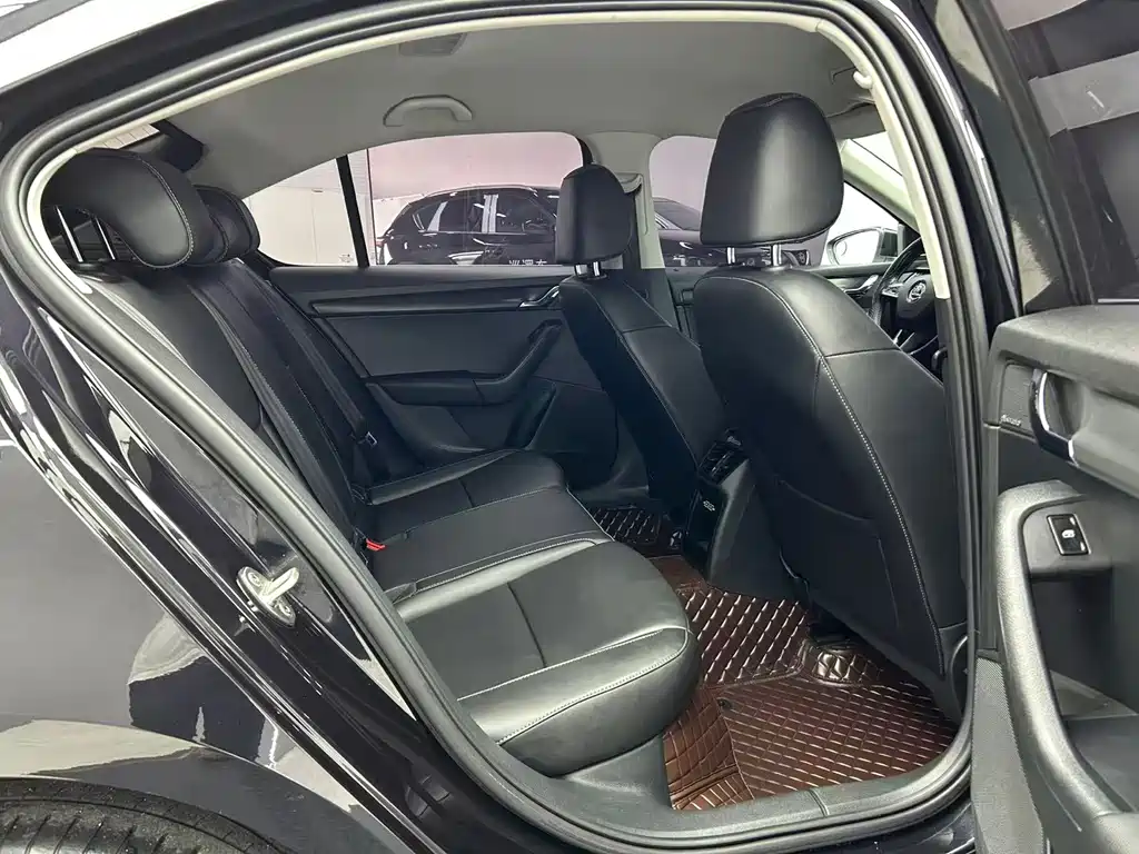 Skoda Octavia 2022 — фото 18