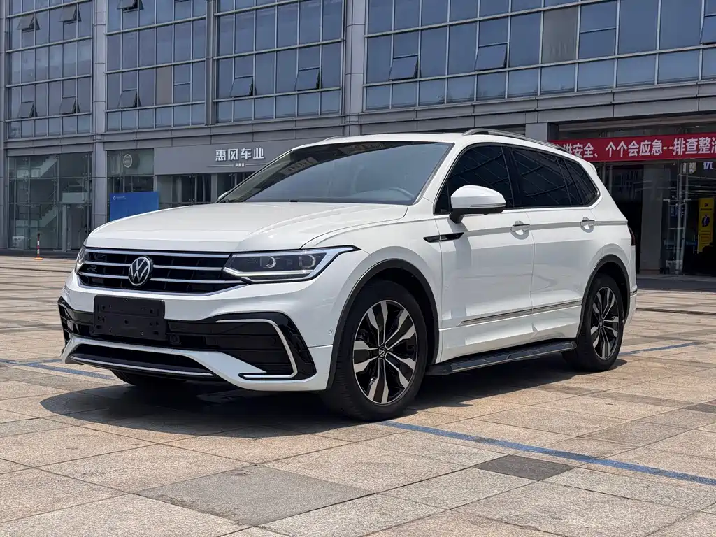 Volkswagen Tiguan L 2023 — фото 1