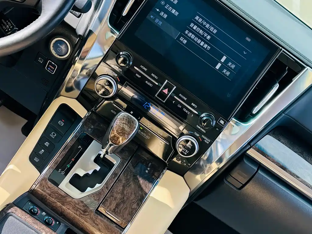 Toyota Alphard 2023 — фото 30