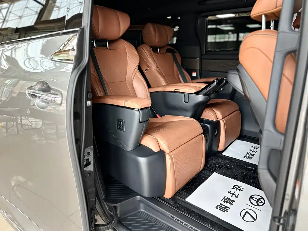Toyota Alphard 2023 — фото 18
