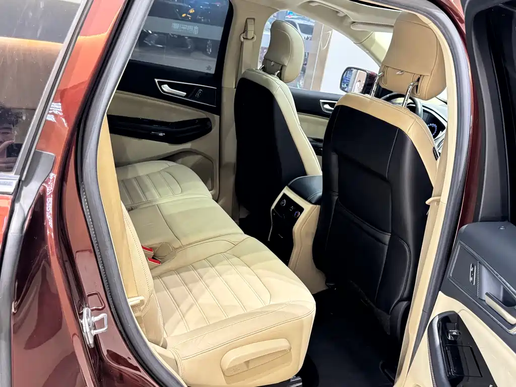 Ford Edge 2017 — фото 18