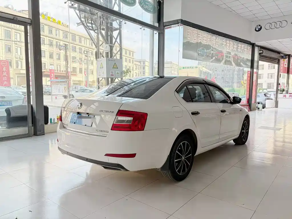 Skoda Octavia 2017 — фото 7