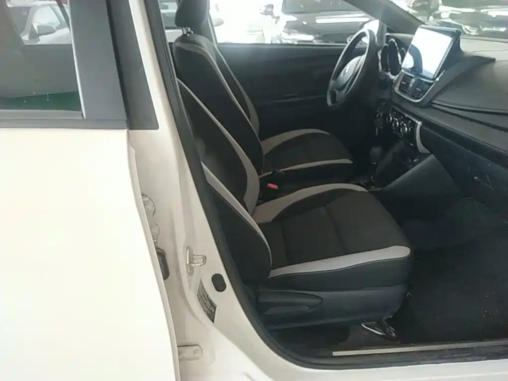 Toyota Yaris L 2021 — фото 25