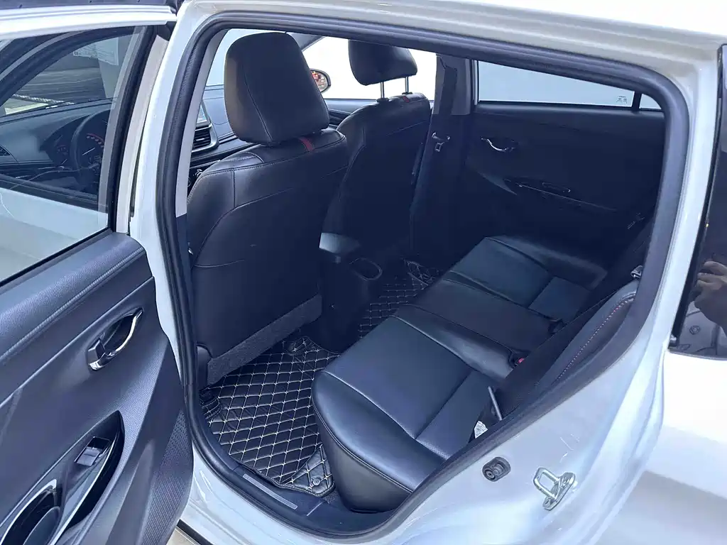 Toyota Yaris L 2022 — фото 9