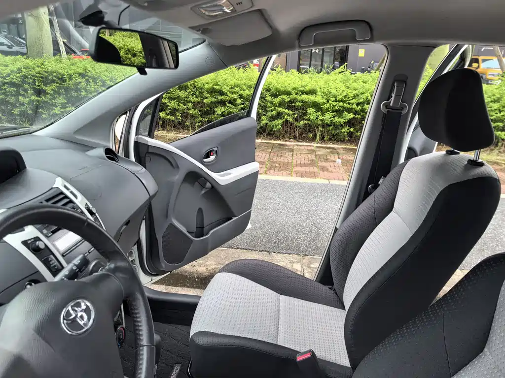 Toyota Yaris 2012 — фото 24