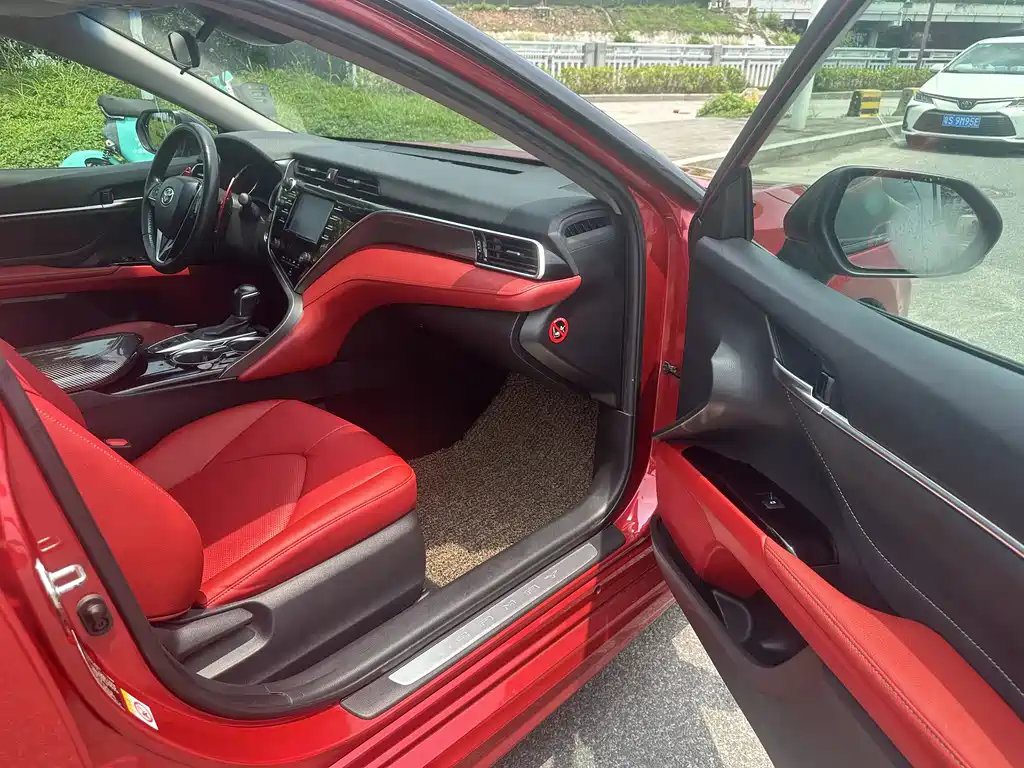 Toyota Camry 2018 — фото 18