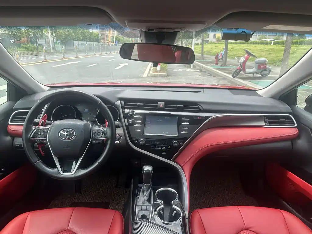 Toyota Camry 2018 — фото 16