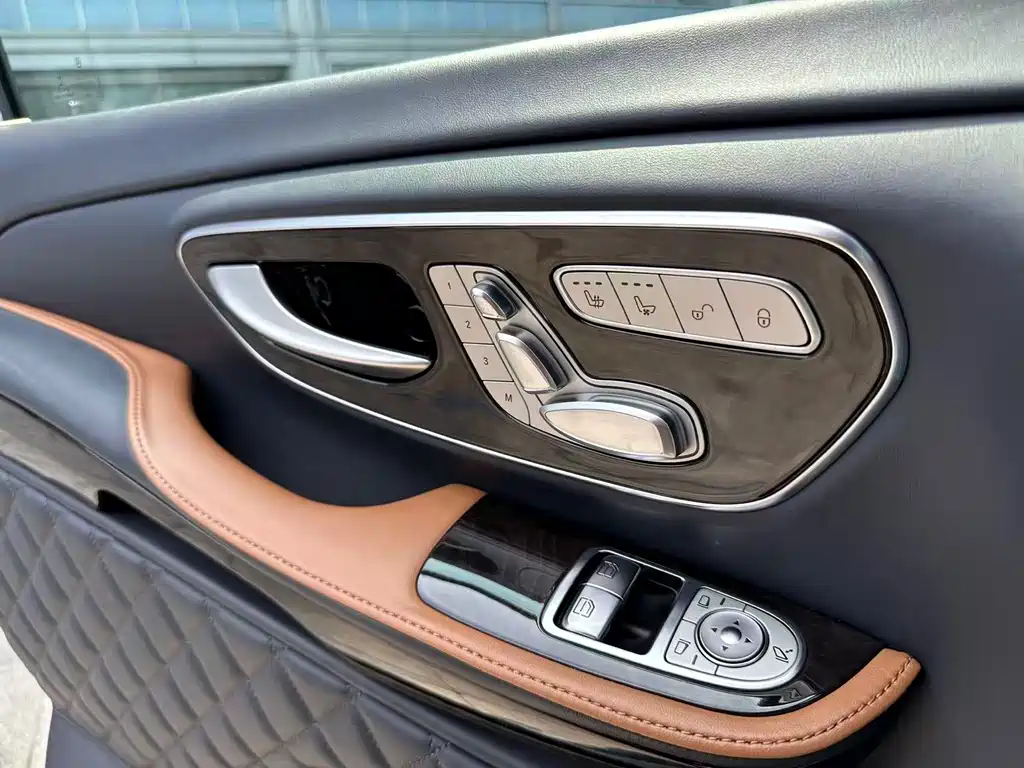 Mercedes-Benz V-Class 2022 — фото 17